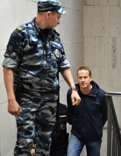 Защита зама руководителя МЧС растеряла следователя