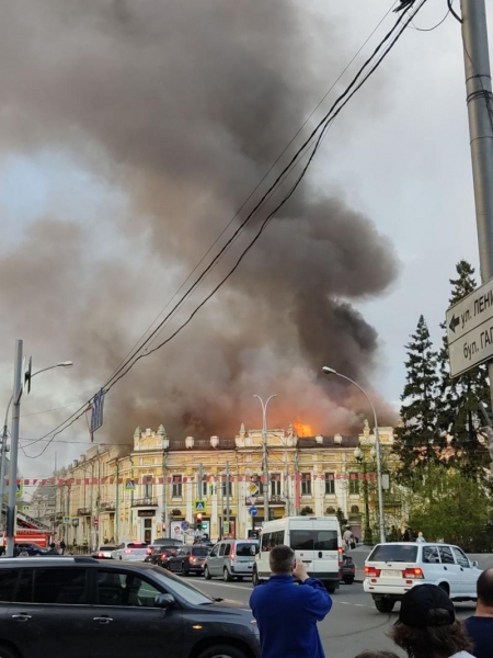 Здание за ТЮЗом горит в центре Иркутска