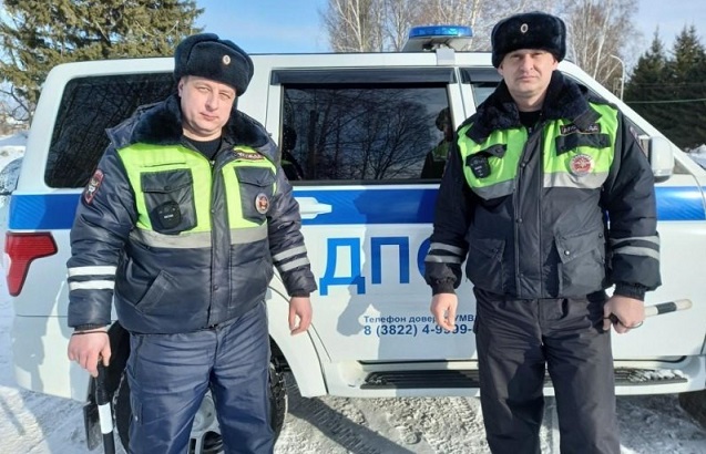 Жительница Омской области благодарит томских полицейских за помощь на дороге